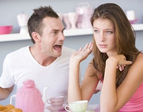 Nematomos priežastys, verčiančios pykti vyrus ir moteris