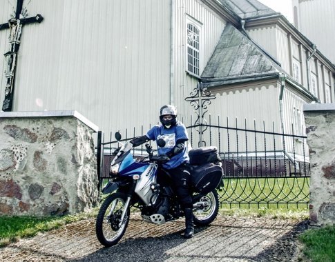 Motociklas kunigui padeda kurt bendrystę