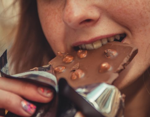 Psichiatrė pataria: „Emocinis valgymas dažnai būna susijęs su socialiniu nerimu“