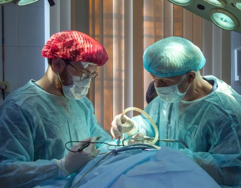 JAV gydytojai pirmą kartą kiaulės širdį persodino žmogui