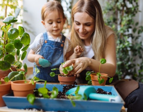 Mažieji pagalbininkai noriau kibs į darbus darže ar sode: 5 patarimai turintiems mažų vaikų