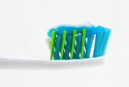 Į ką atkreipti dėmesį renkantis dantų pastą ir skalavimo skystį?