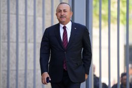 M. Cavusoglu: Turkija kol kas nekeis savo pozicijos dėl NATO plėtros