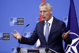 NATO vadovas: nenustokite remti Ukrainos
