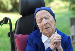 Mirė seniausiu žmogumi pasaulyje laikyta 118 metų prancūzų vienuolė sesuo A ...