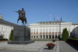 Lenkijoje du kalėti nuteisti Seimo nariai slapstėsi prezidento rūmuose