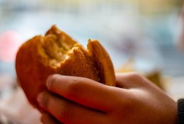 Britai uždraudė menkaverčio maisto reklamą: kovos su vaikų nutukimu