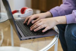 Nauji sukčių metodai: dirbtiniu intelektu kuriamos žinių laidos ir dvigubi ...