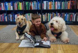Biblioteka Kaune vaikus kviečia skaityti drauge su terapiniais šunimis
