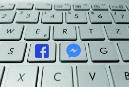 Kova su vėjo malūnais? Atsakė, ar įmanoma sustabdyti socialinių tinklų botu ...