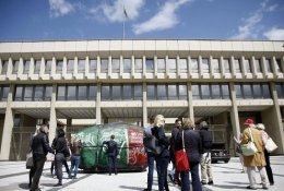 Liberalai vėl tempė simbolinį mokesčių akmenį