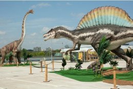 Vilniuje ant prekybos centro stogo – dinozaurų parkas