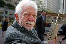 Ar jau metas statyti paminklą telefonui?