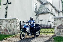 Motociklas kunigui padeda kurt bendrystę