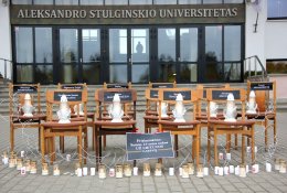 Sausio 13-osios aukas priminė 14 tuščių kėdžių