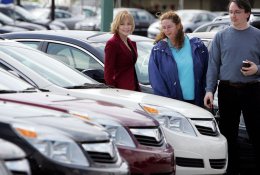 Žmonių Lietuvoje mažėja, o automobilių - daugėja
