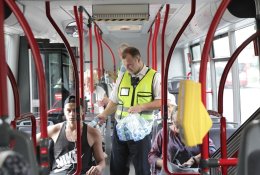 Tradicinė vandens dalinimo akcija viešajame transporte