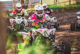 Merginos motociklų sporte: treniruočių svarba, paauglystė ir artimųjų įtaka