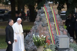Lietuvoje apsilankęs popiežius Pranciškus: „Esame gundomi užmiršti tėvų kančias“