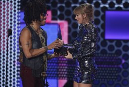 JAV muzikiniuose apdovanojimuose triumfavusi T.Swift ir vėl nevengė politikavimo