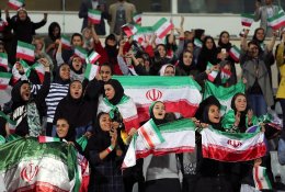 Irane – nuo 1979 m. neregėtas dalykas: moterims leista stebėti vyrų futbolo rungtynes