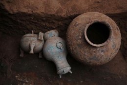 Kinijos archeologai atkasė 2 tūkst. metų senumo indą su vynu