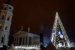 Pamatykite: Vilniuje įžiebta neįprasta Kalėdų eglė