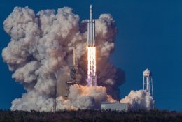Turistus į kosmosą skraidinti žadanti „Blue Origin“ įvykdė sėkmingą bandomąjį raketos paleidimą
