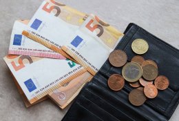 Grynieji pinigai praranda populiarumą
