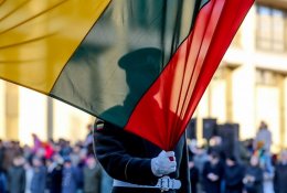 Vilniaus televizijos bokšte suplevėsuos didžiausia Lietuvos Trispalvė