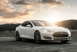 Pamatykite: Šanchajuje savaime užsiliepsnojo stovintis „Tesla“ automobilis (VIDEO)