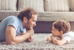 Kaip tėvo vaidmuo ir įvairūs vyriškumo standartai veikia berniukų emocinį pasaulį?