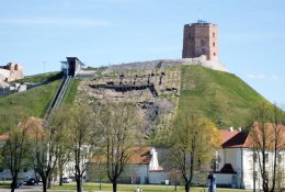 Griūvantį Gedimino kalną rekonstravo nelegalūs darbininkai iš užsienio?