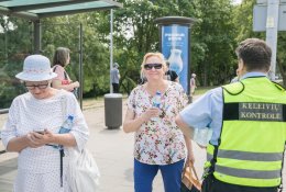 Nuo karščio dūstančiame sostinės viešajame transporte – vanduo keleiviams