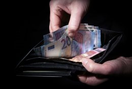 Vyriausybė sutiko padidinti minimalų mėnesį atlyginimą iki 607 eurų