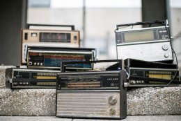 Baltijos kelio 30-mečio minėjimui žmonės sunešė daugiau kaip 2 tūkst. radijo imtuvų
