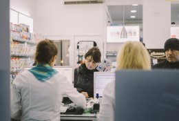Vaistininkai iš prekybos vietos išima vaistus su ranitidinu