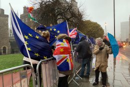 Didžiosios Britanijos parlamentas dėl „Brexito“ pirmą kartą per 37 metus į posėdį rinksis šeštadienį