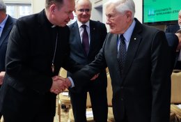 Už pasaulio lietuvių nuopelnus Lietuvai prezidentas V. Adamkus apdovanotas garbės ženklo Aukso Vyčiu