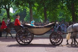 Karalienė Elžbieta II pasirašė „Brexito“ įstatymą