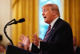 Baltuosiuose rūmuose triumfuojantis D. Trumpas mosavo laikraščių antraštėmis