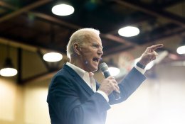 JAV prezidento posto siekiantis J. Bidenas vėl neišvengė liapsuso
