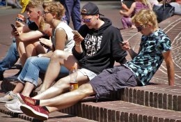 Telefonas paaugliui: į ką atkreipti dėmesį perkant?