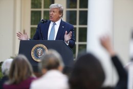 Dar kartą mirčių rekordą užfiksavusios JAV prezidentas D. Trumpas: COVID-19 pikas jau praėjo