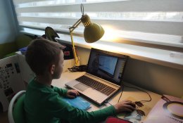 Patarimai tėvams, kaip nuotolinio mokymosi metu nesukurti vaikams šiltnamio sąlygų