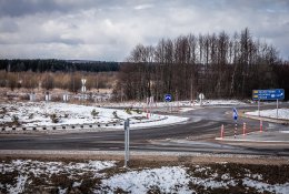 Žiemą primenantys orai į kelius privertė išriedėti kelių priežiūros techniką