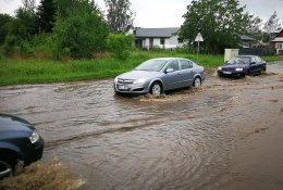 Kelininkai vairuotojus perspėja: dieną eismo sąlygas vėl sunkins škvalas