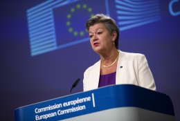 EK: nusikalstamos pajamos už migrantų gabenimą per Viduržemio jūrą 2017-2019 metais sudarė 370 mln. eurų