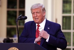 D. Trumpas paragino amerikiečius dėvėti kaukes, jei nėra galimybės laikytis socialinio atstumo