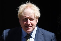 Britų parlamentarai sukritikavo Vyriausybės padarytas „kritines klaidas“ pandemijos pradžioje